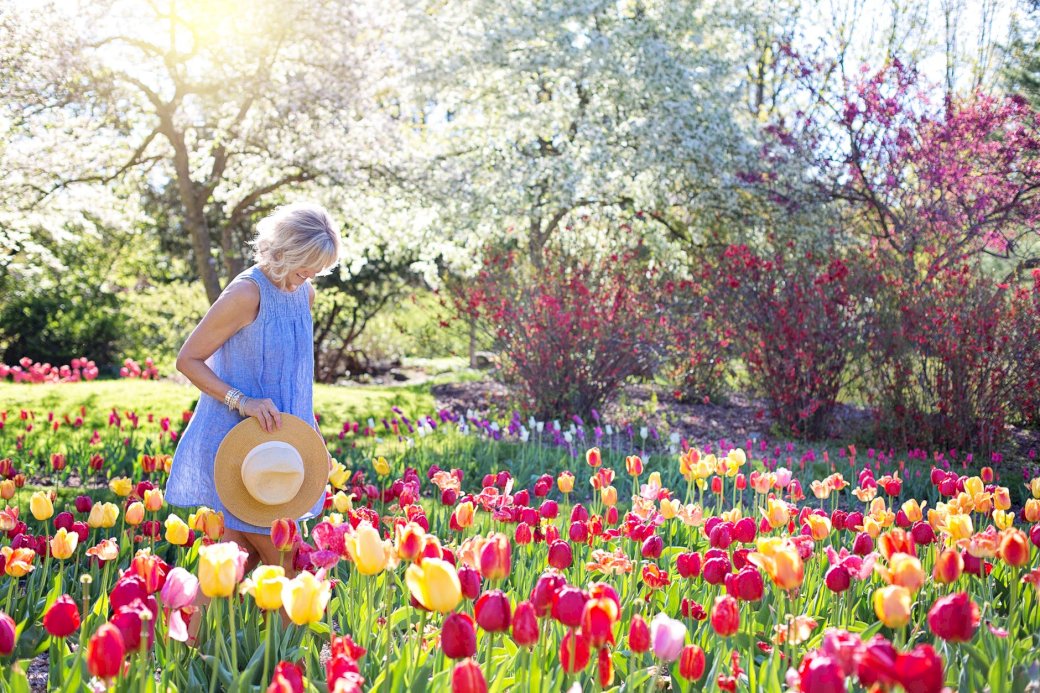 Kobieta w tulipanach puzzle online
