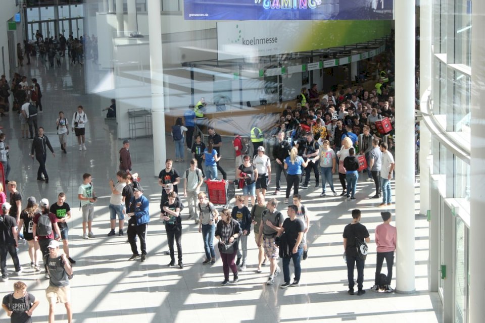 Young People Entering Gamescom Play Jigsaw Puzzle For Free At Puzzle Factory - roblox.com gamescom