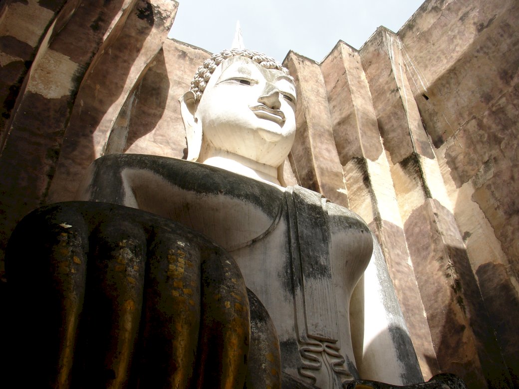 Gigantyczny Buddha w Sukhotai Tajlandia puzzle online