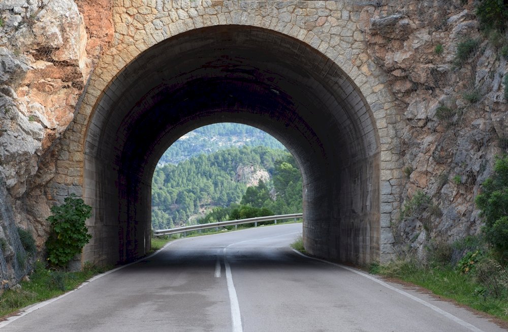 tunel na wybrzeżu Tramnuntana na Majorce puzzle online