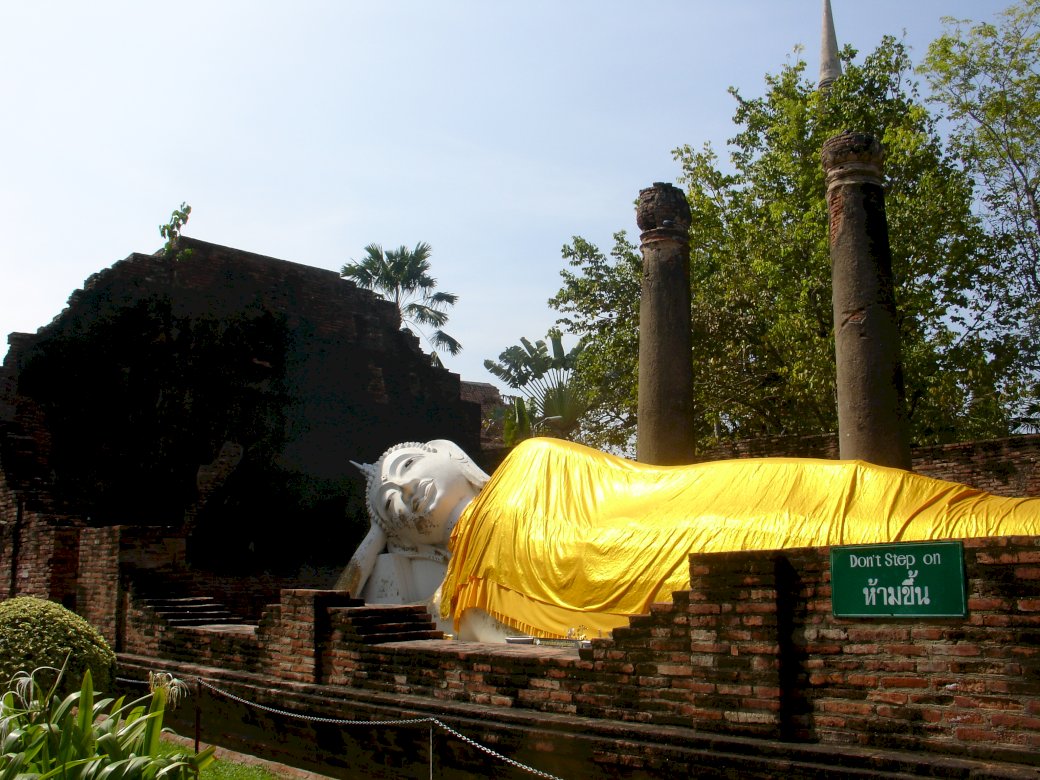 Opierać Buddha w Ayuttaya Tajlandia puzzle online