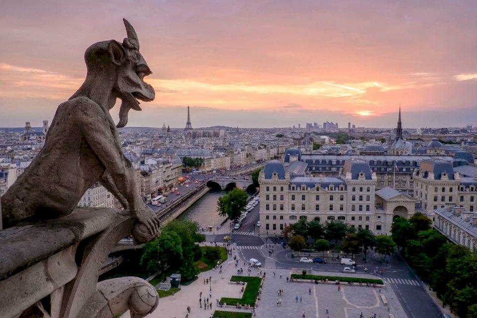 Wschód gargulca Notre Dame. puzzle online