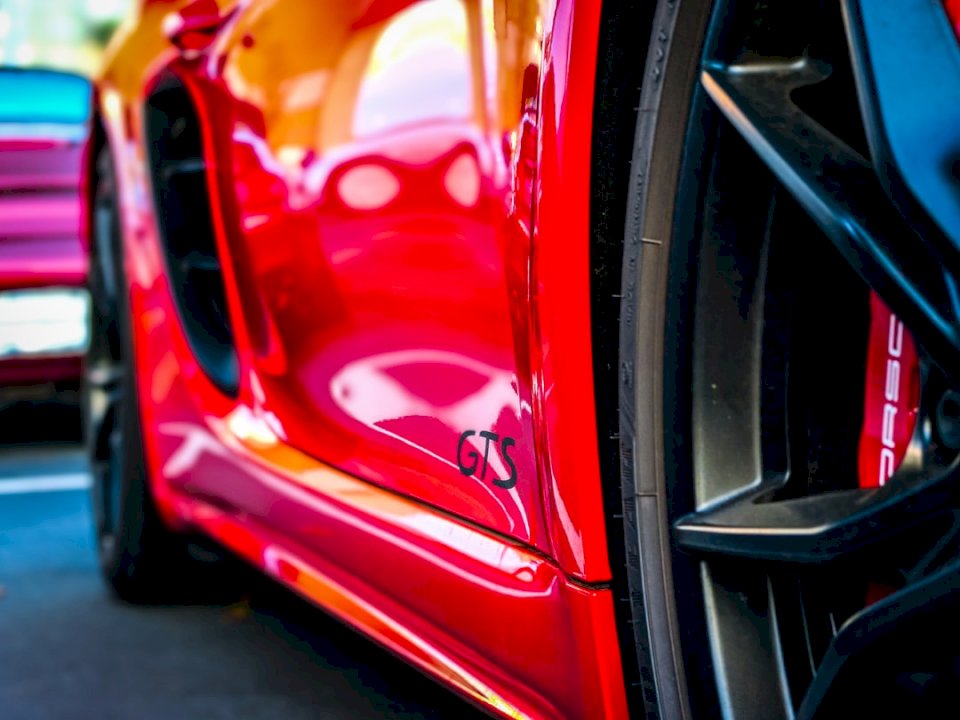 Czerwony samochód sportowy Porsche. puzzle online