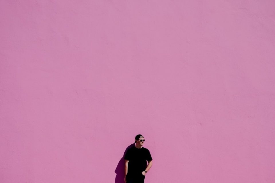 Mężczyzna przeciw różowej ścianie puzzle online