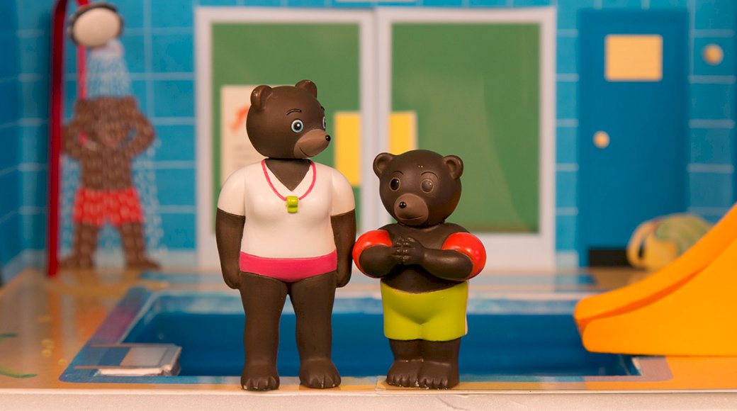 mały niedźwiedź brunatny na basenie puzzle online