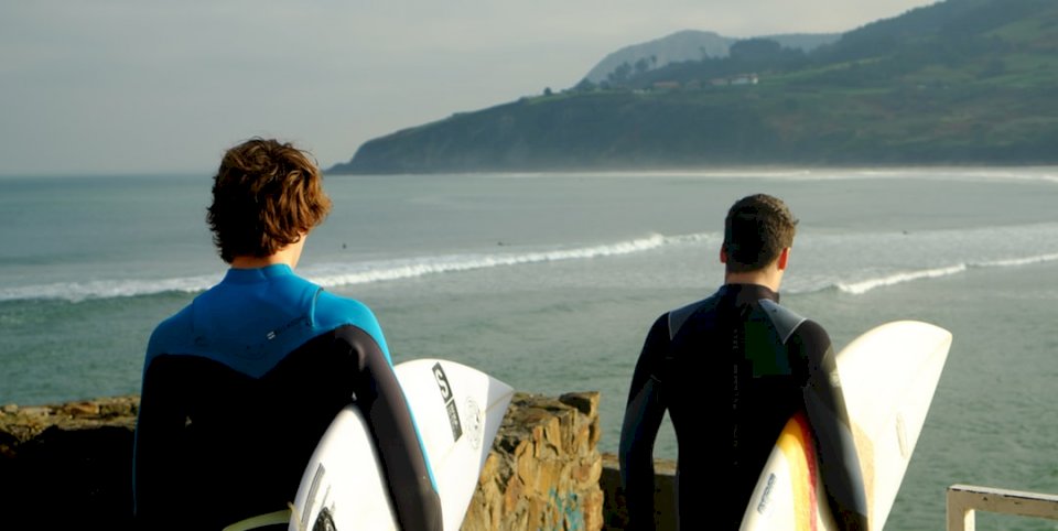 Mężczyźni przygotowują się do surfowania puzzle online