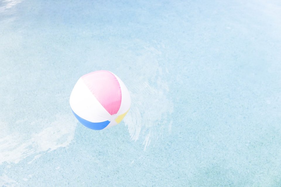 Piłka plażowa w basenie puzzle online