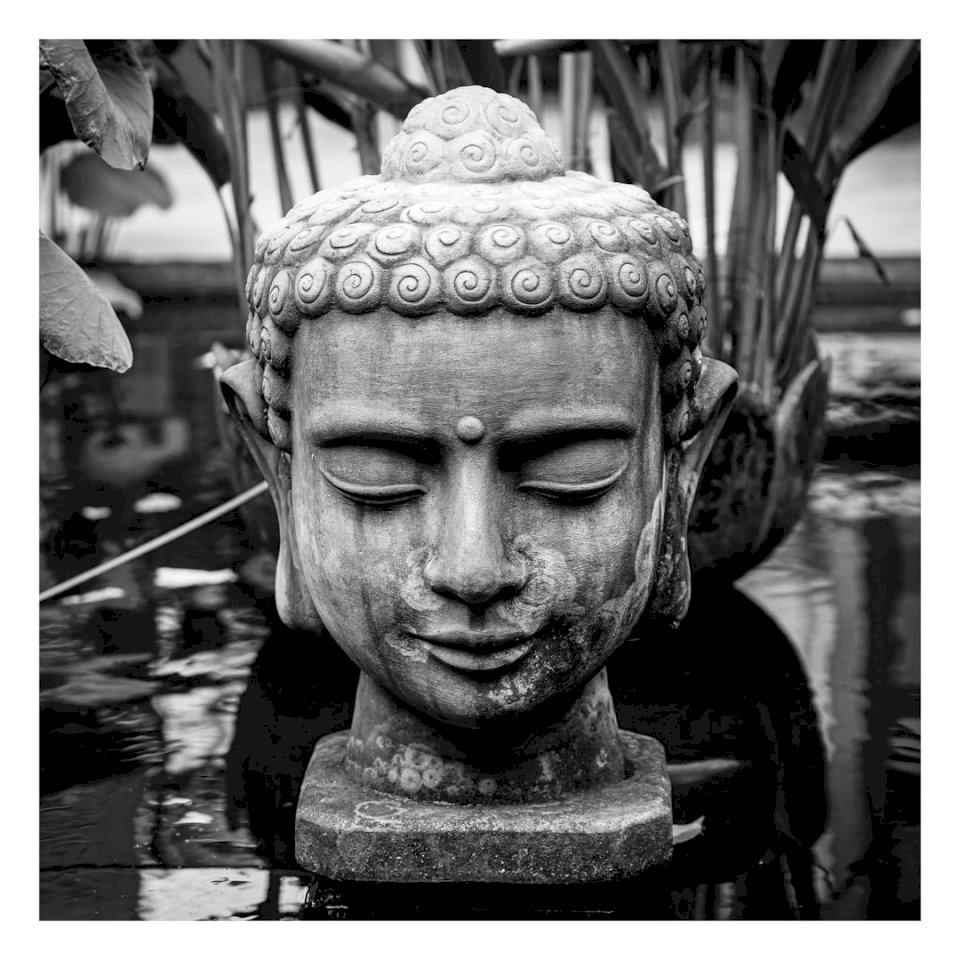 Posąg buddyzmu puzzle online