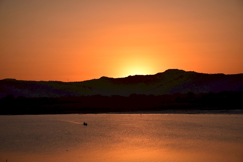 Pôr do sol em Mandalay, Myanmar quebra-cabeça