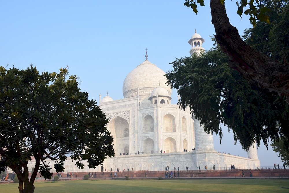 Taj Mahal w Agrze widziane z jednej strony puzzle online