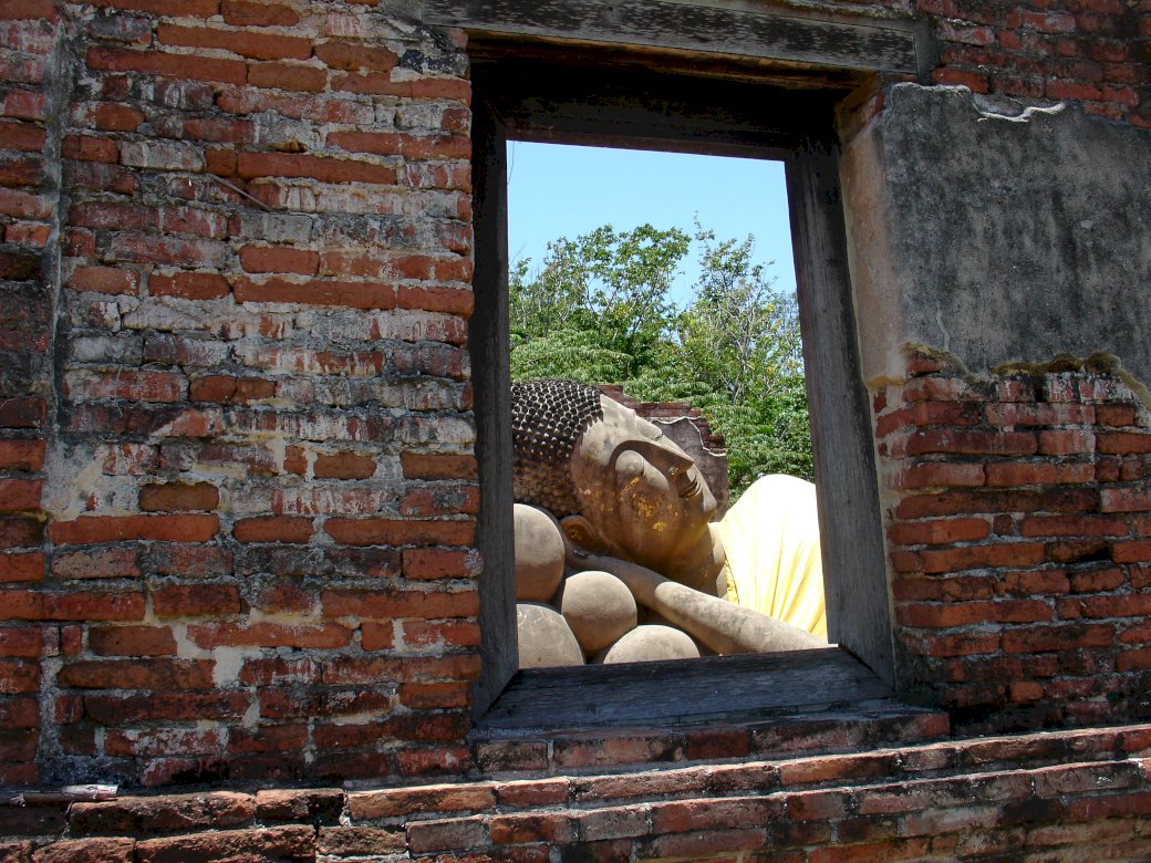 Leżący Budda w Ayutthaya puzzle online