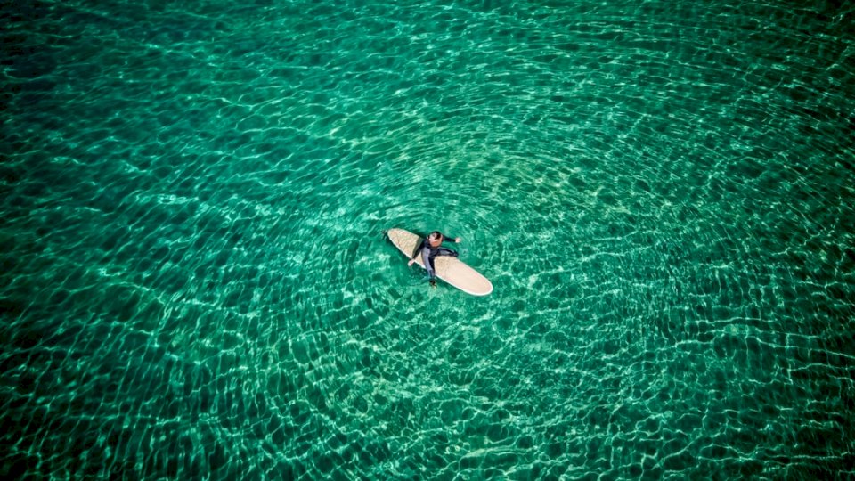 Widok z lotu ptaka dziewczyny surfer puzzle online