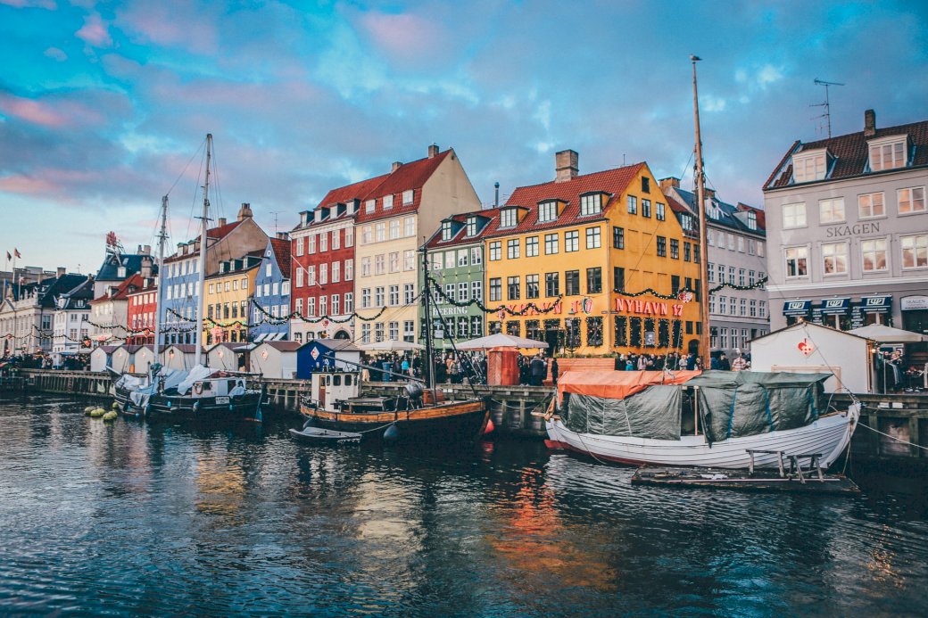 Nyhavn jako kanał i ulica w centrum Kopenhagi puzzle online