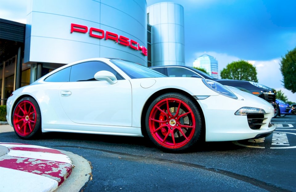 Białe Porsche z krwistoczerwonym puzzle online