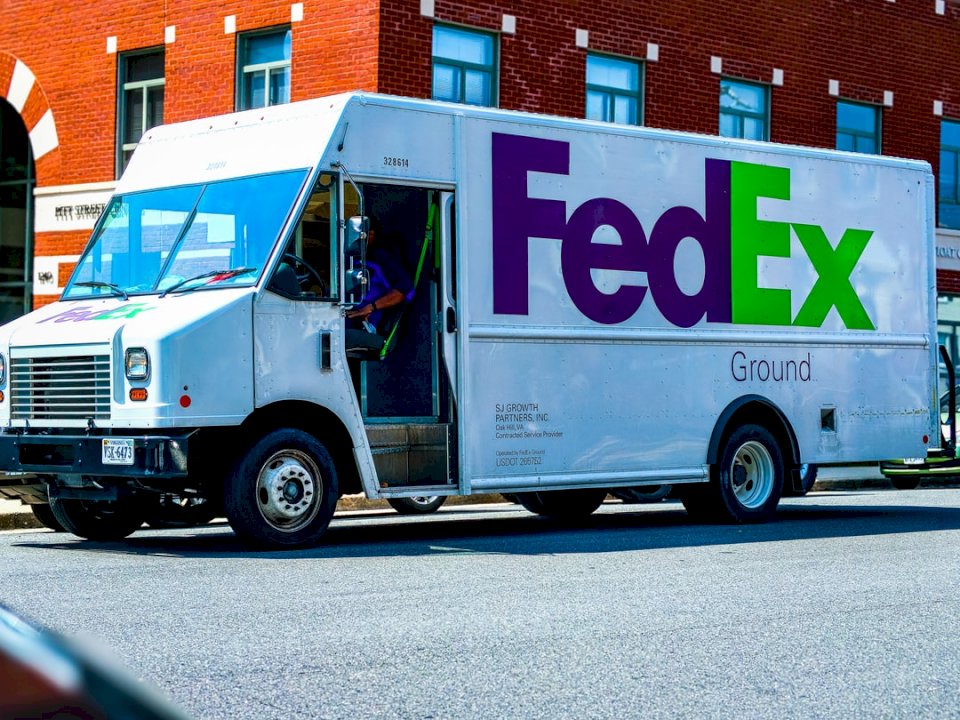 Biała ciężarówka FedEx z puzzle online
