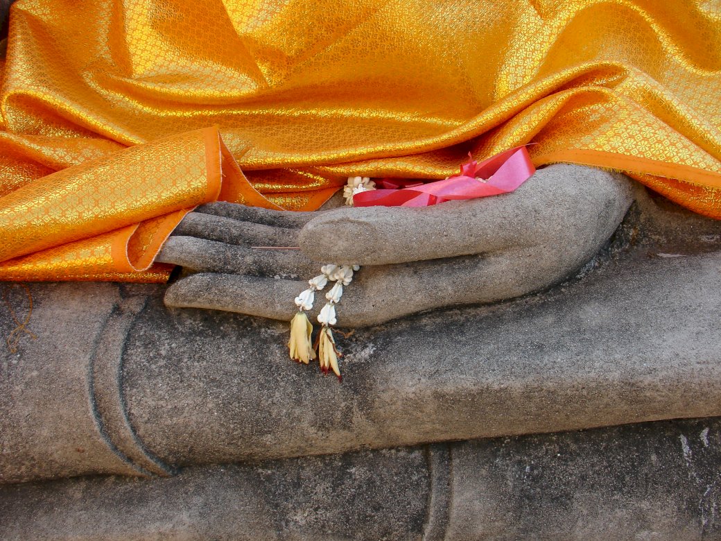 Ręce Buddy w świątyni puzzle online