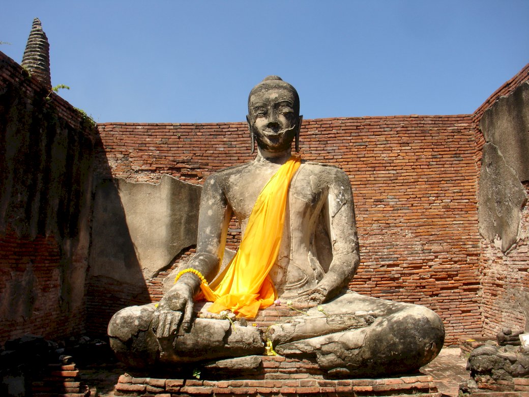 Siedzący Budda w Ayutthaya puzzle online