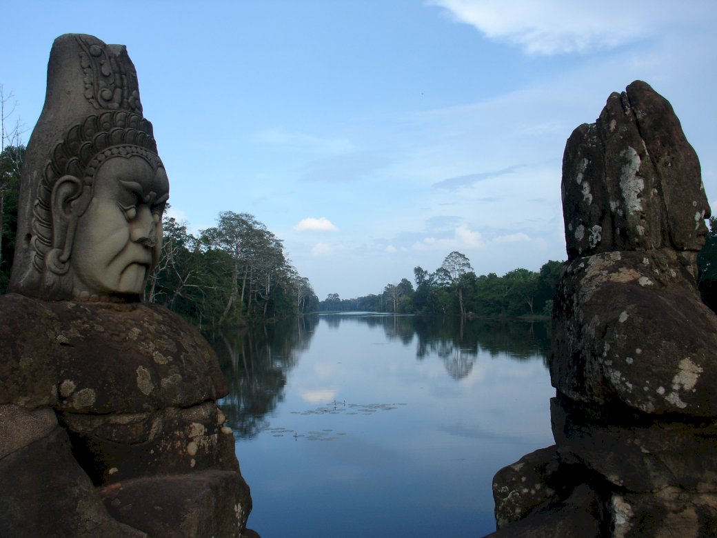 widziane z mostu w Angkor Wat puzzle online