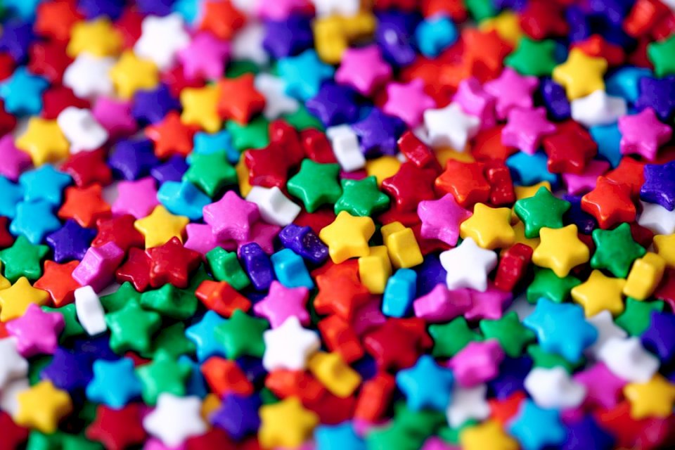 Kolorowe tęczowe gwiazdki cukierków puzzle online