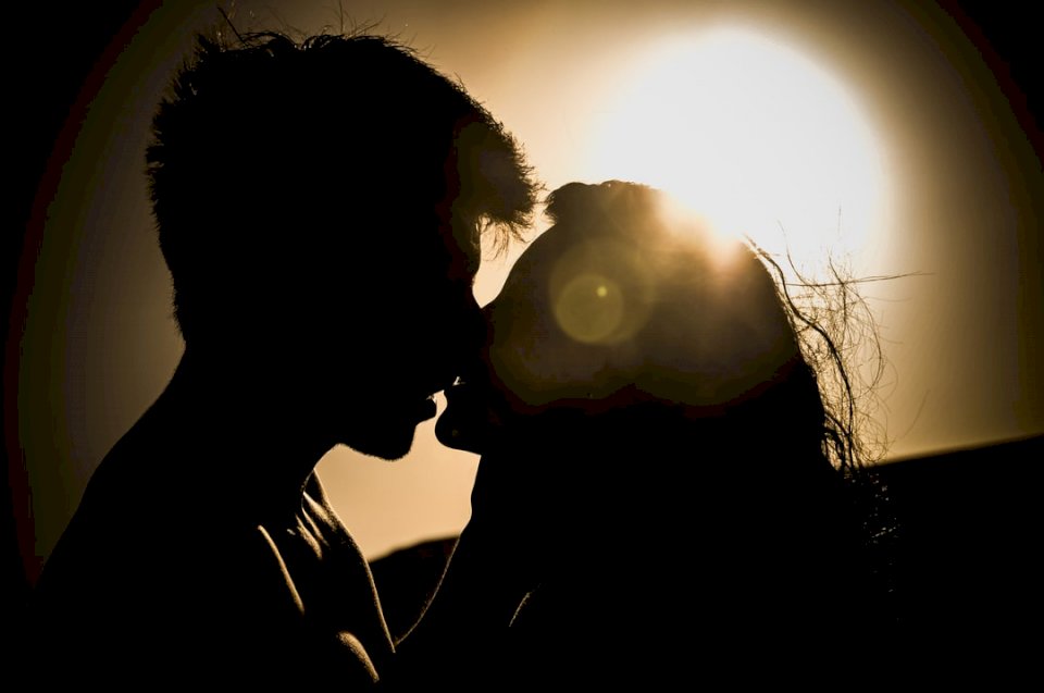 Pocałunek sylwetka słońca puzzle online