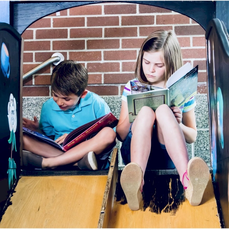 Dwoje dzieci pożera książki puzzle online