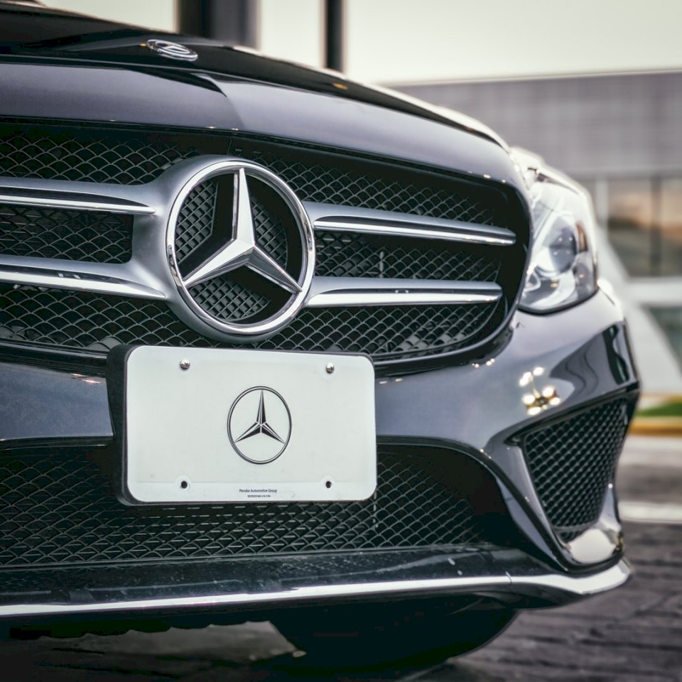Siedzi czarny Mercedes Benz puzzle online