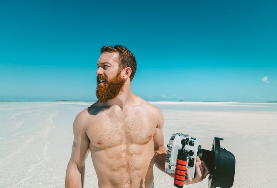 Mężczyzna z kamerą na plaży puzzle online