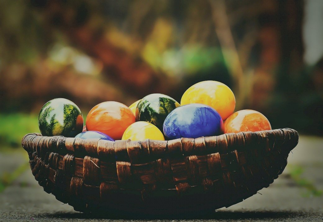 Koszyczek z jajkami wielkanocnymi. puzzle online