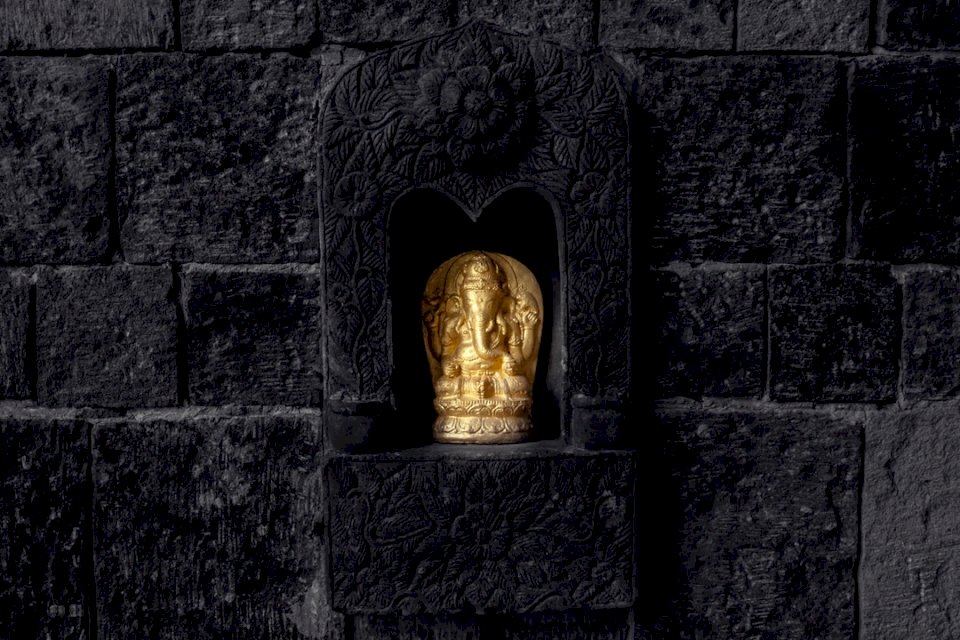 Złota figurka Ganesh puzzle online