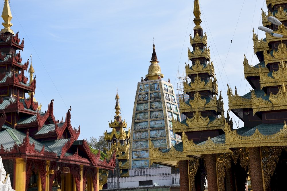 okolice wielkiej stupy w Yangon puzzle online