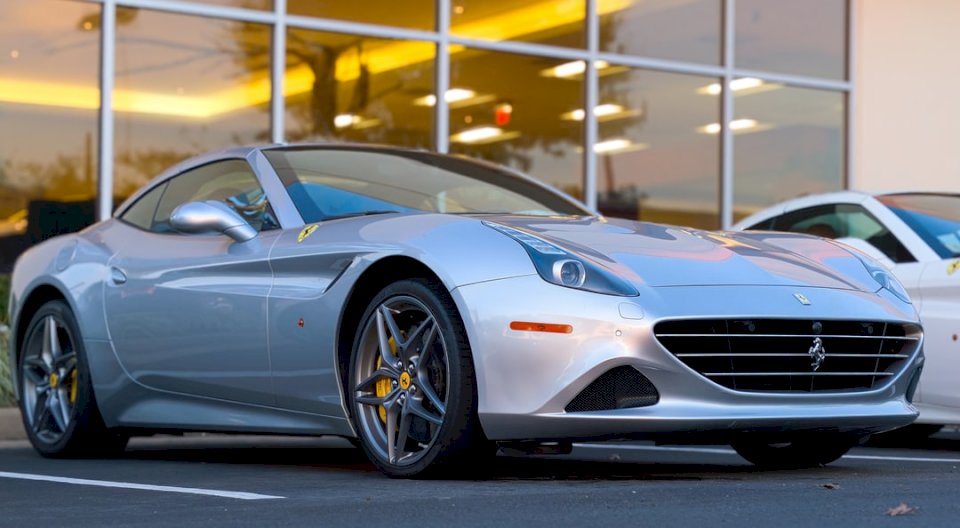 Silver Ferrari California w puzzle online