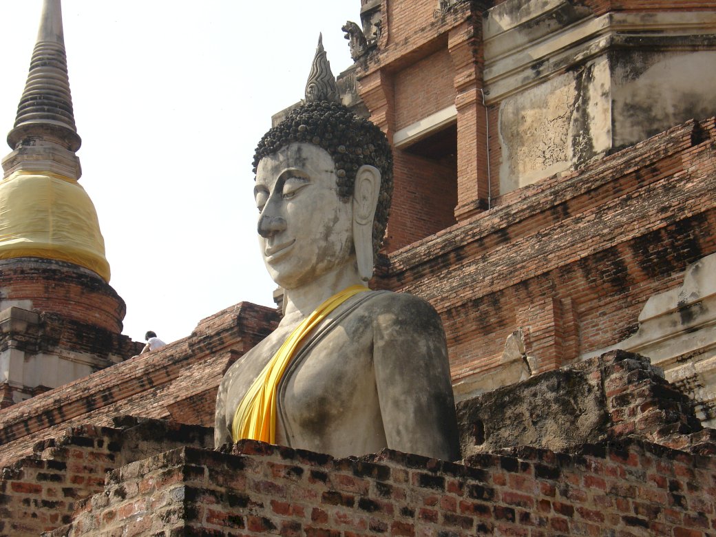 Budda w Ayutthaya w Tajlandii puzzle online