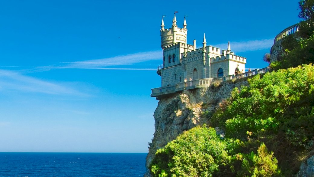 zamek na skale nad oceanem puzzle online