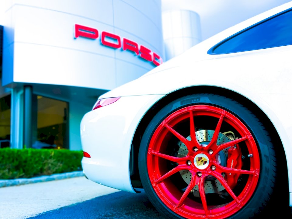 Białe Porsche z czerwonym puzzle online