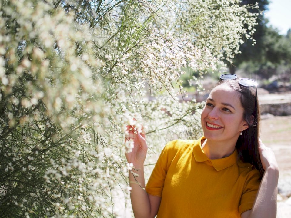 Okulary, żółta sukienka, wiosna puzzle online