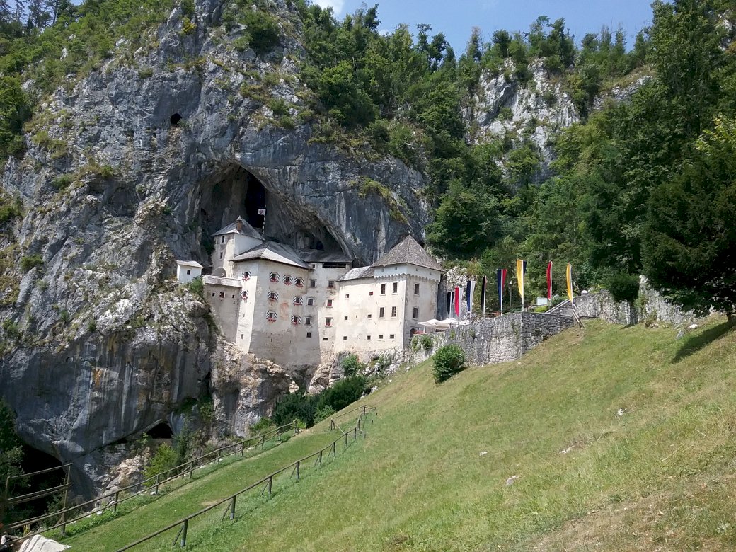 Zamek Predjama w Słowenii puzzle online