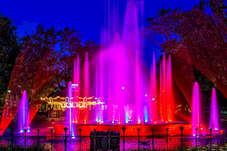 piękna fontanna w nocy puzzle online