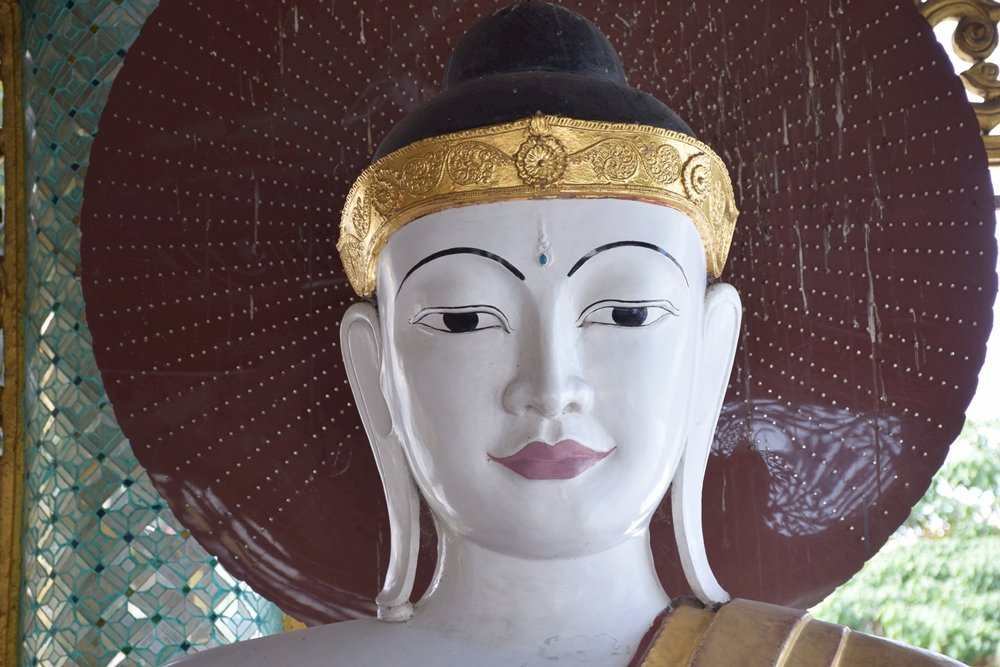 Budda w Mandalay Myanmar puzzle online