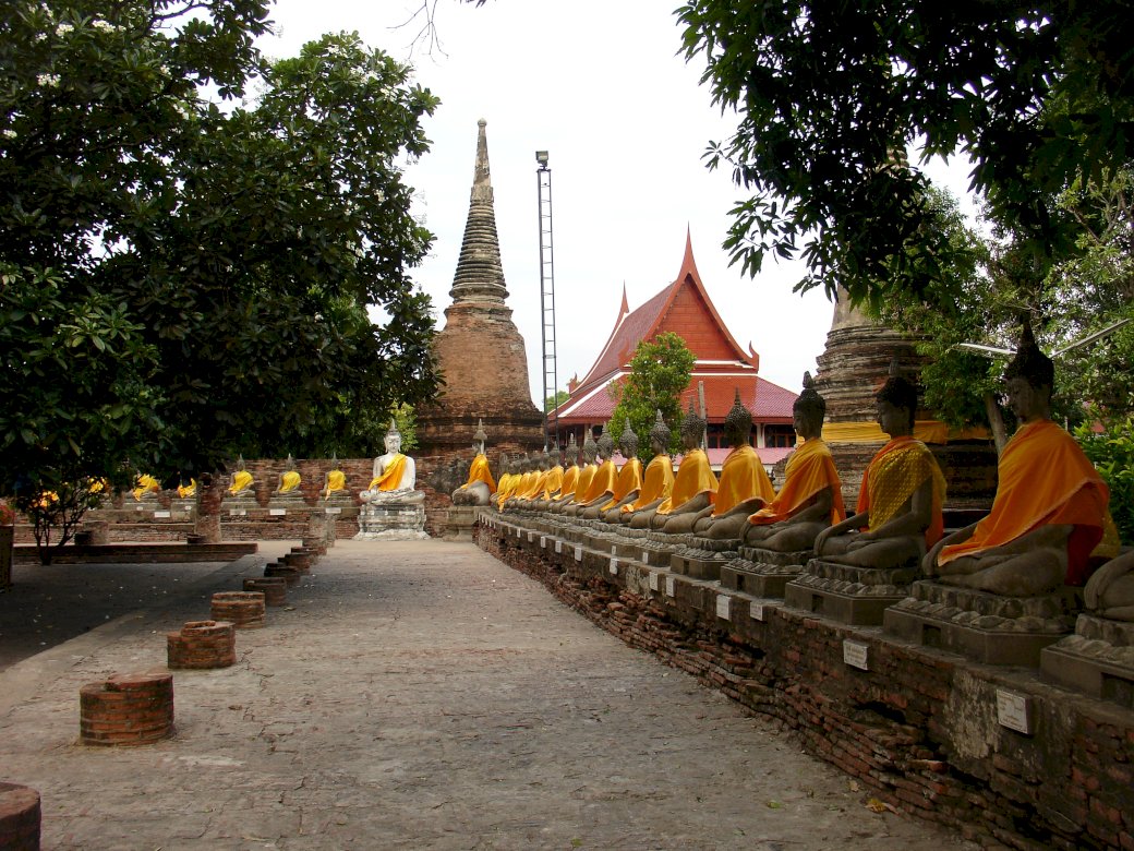Buddowie w świątyni Ayutthaya puzzle online