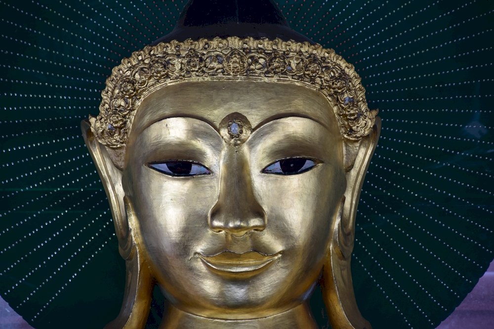 Budda w Yangun Myanmar puzzle online