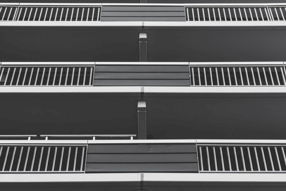 Monochromatyczne płaskie balkony puzzle online