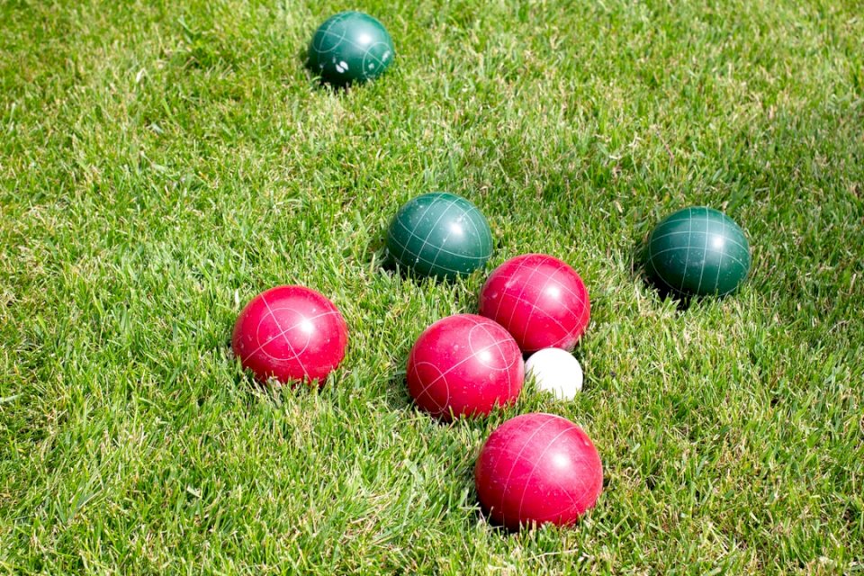 Bocce gra w piłkę na trawie. puzzle online