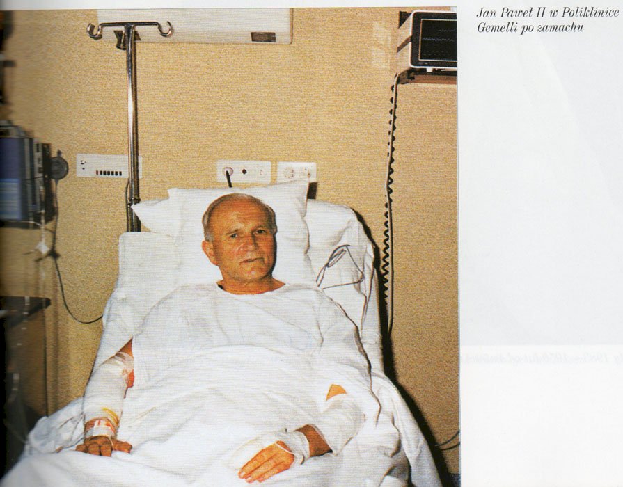 Św. Jan Paweł II w poliklinice Gemeli po zamachu puzzle online
