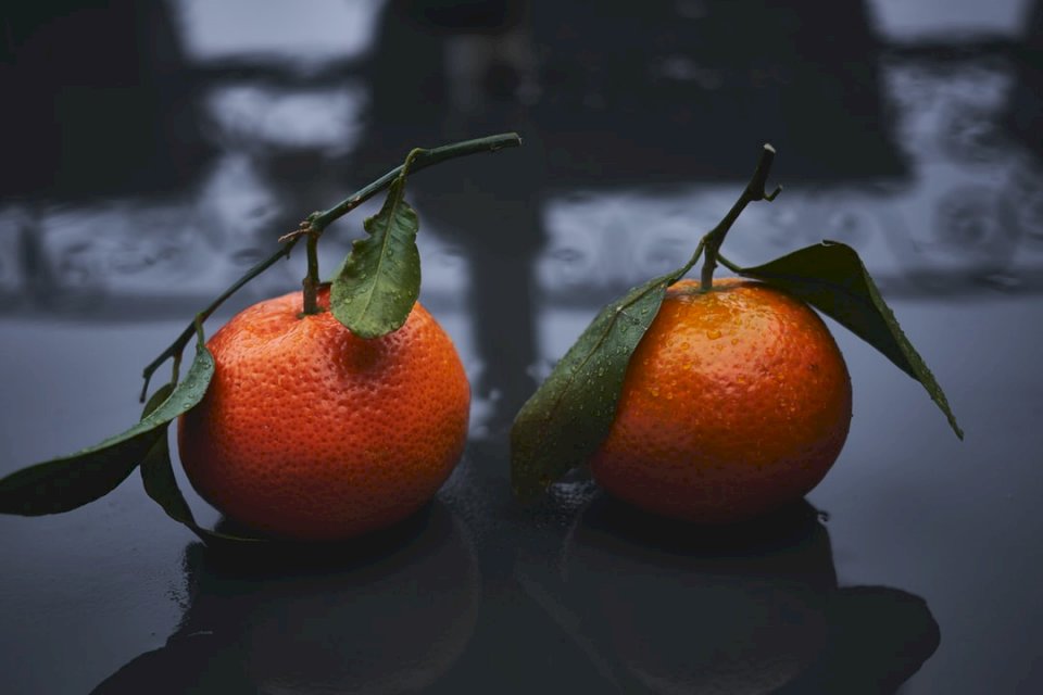 Pomarańcze na mokrej powierzchni puzzle online