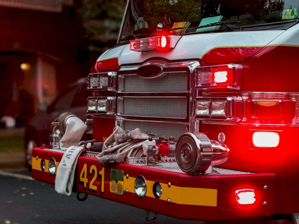 Wóz strażacki przewożący pierwszy puzzle online