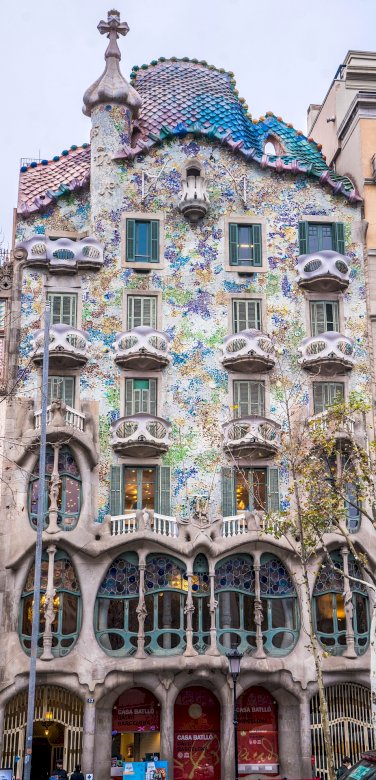 Dom Antonio Gaudi puzzle online