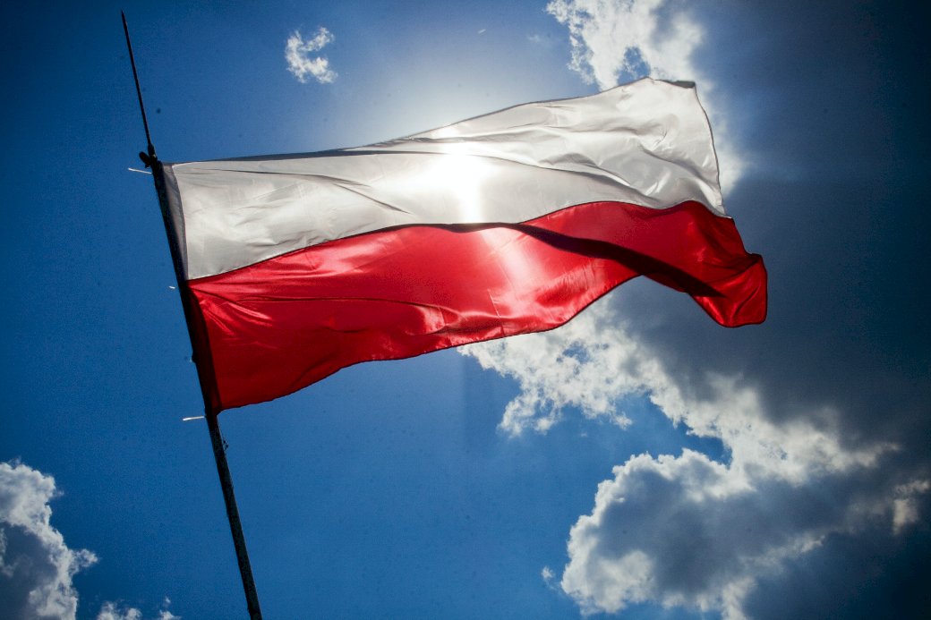 Flaga Polski na tle nieba puzzle online
