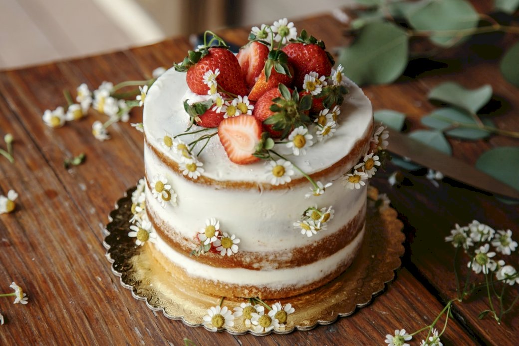 Strawberry cake photo puzzle online