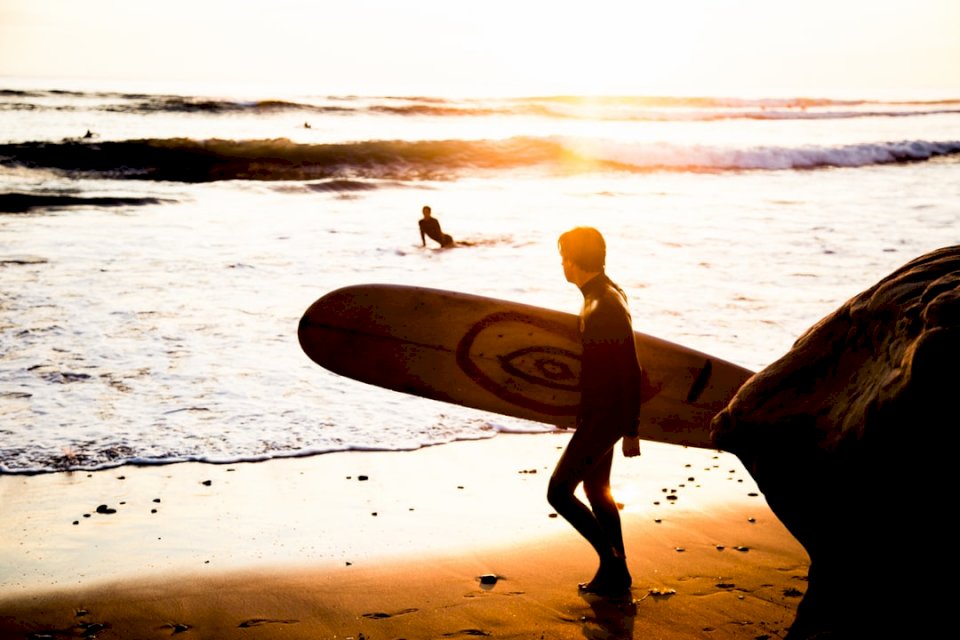 Surfer w złotej godzinie puzzle online
