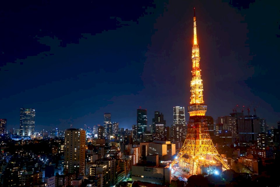 Wieża Tokio w nocy puzzle online